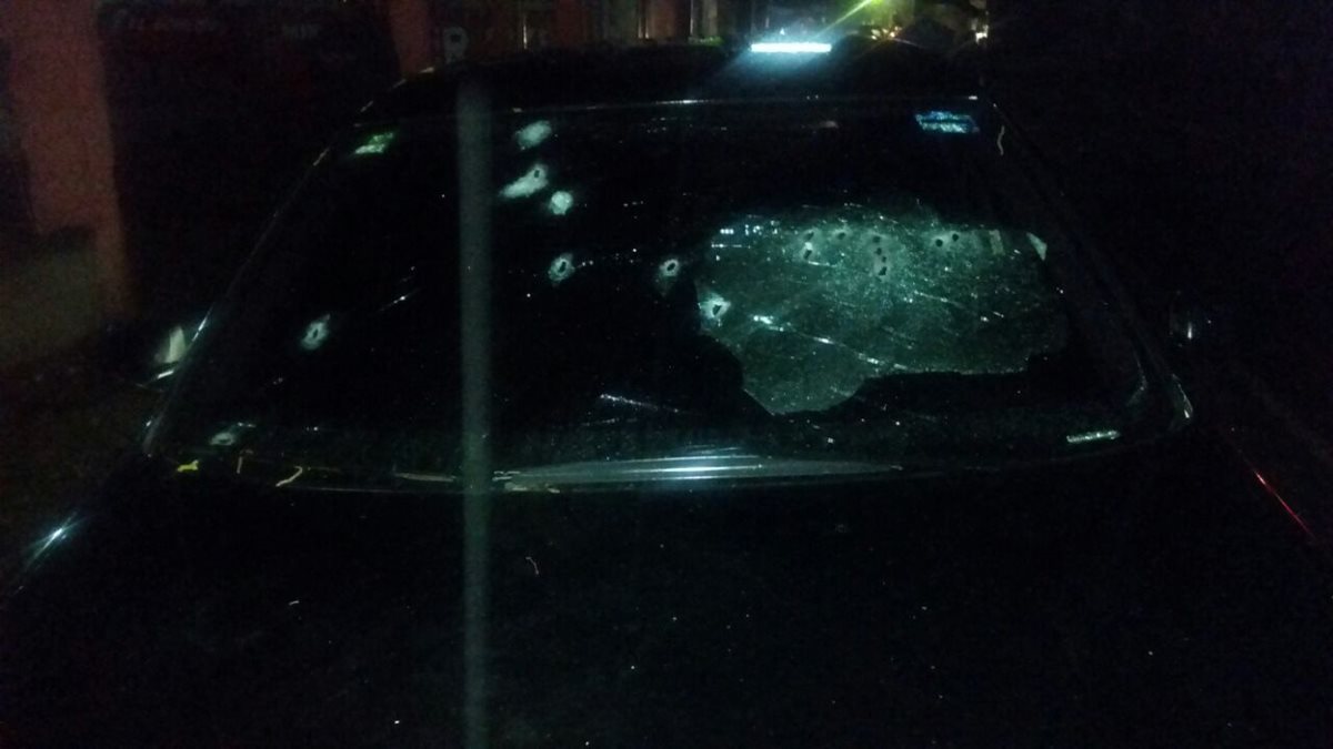 Vehículo que quedó abandonado con perforaciones de bala. Foto Prensa Libre: PNC