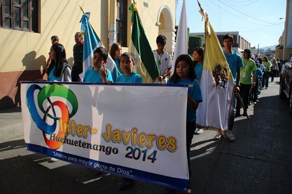 Estudiantes que participan en el intercambio cultural efectúan una caminata en la ciudad de Huehuetenango. (Foto Prensa Libre: Mike Castillo)