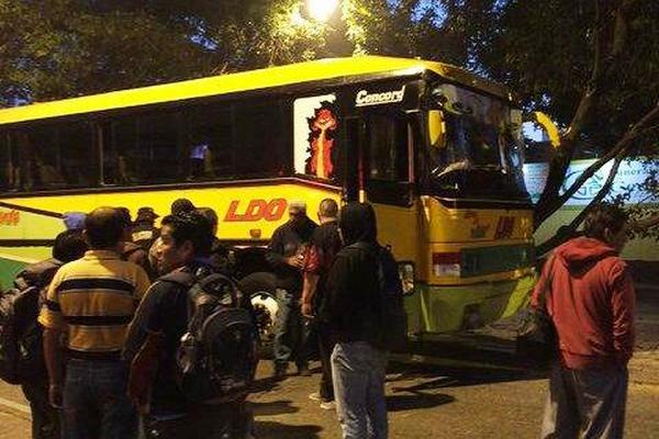 En la zona 9, el piloto de un extraurbano que se dirigia a Jutiapa resulto con una herida de bala. (Foto Prensa Libre: CBM) <br _mce_bogus="1"/>