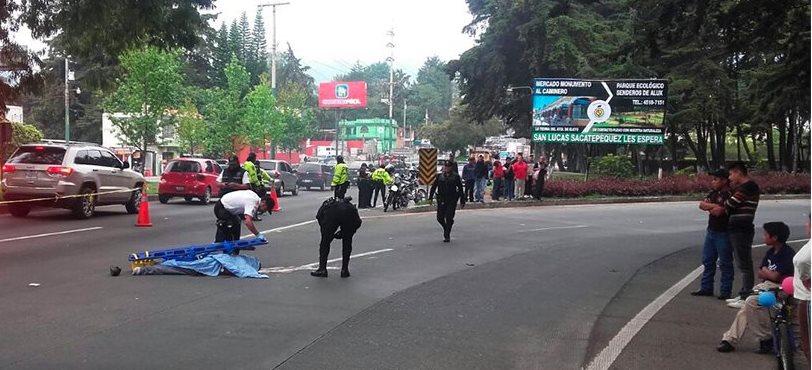 Socorristas resguardan el cadáver de una víctima del ataque armado registrado en un autobús en San Lucas Sacatepéquez. (Foto Prensa Libre: Érick Ávila)