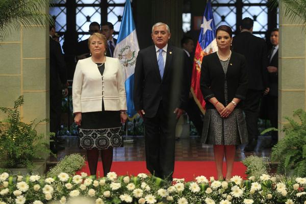El binomio presidencial y la presidenta de Chile en los actos protocolarios en el Palacio Nacional. (Foto Prensa Libre: E. Bercían) <br _mce_bogus="1"/>