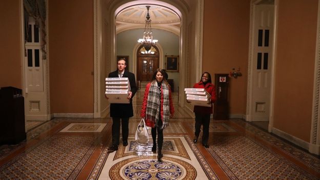 Anticipando una larga sesión, los senadores ordenaron varias cajas con pizzas. GETTY IMAGES