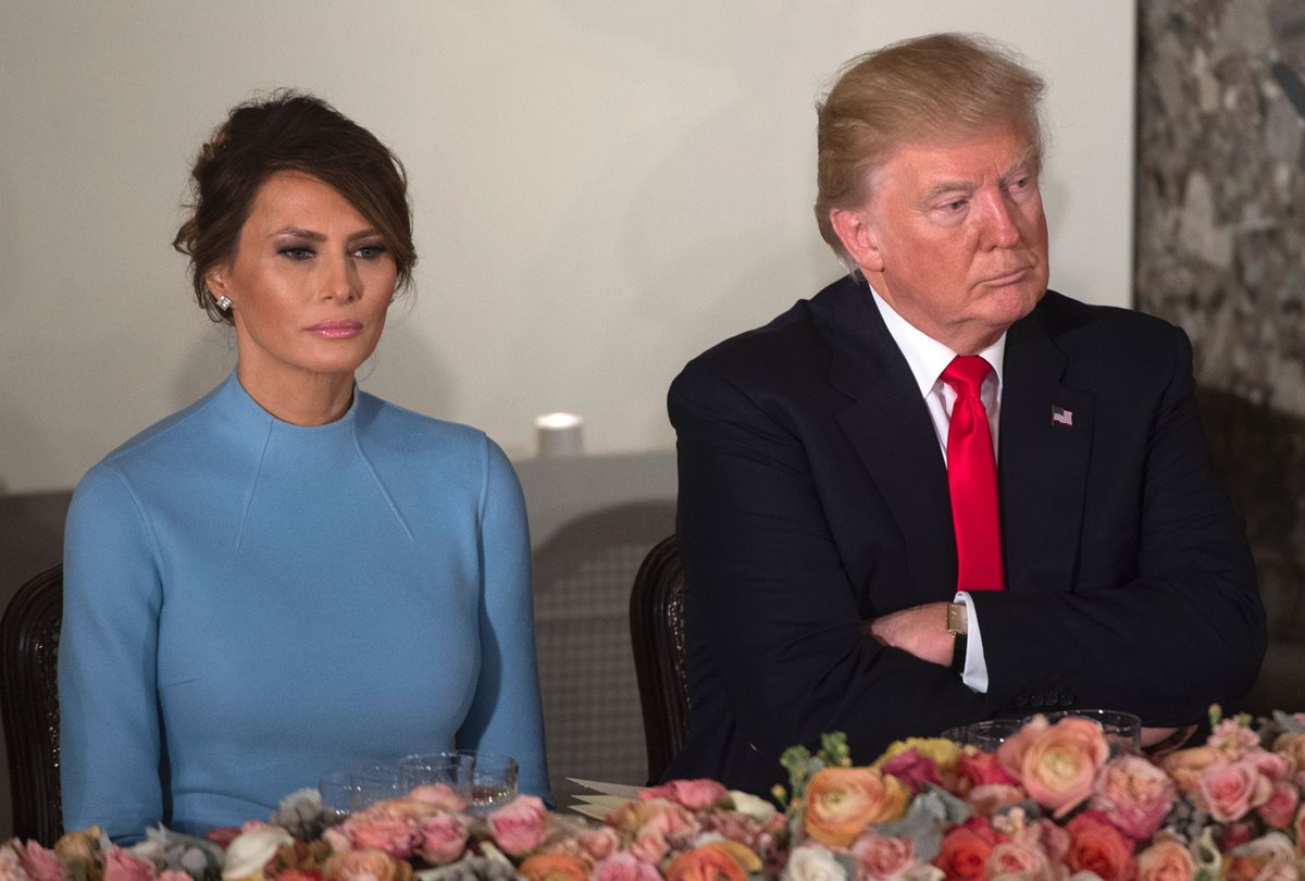 Melania, primera dama de EE. UU., junto a su esposo, el presidente Trump, durante los festejos de la toma de posesión el 20 de enero reciente. (Foto Prensa Libre: AFP).