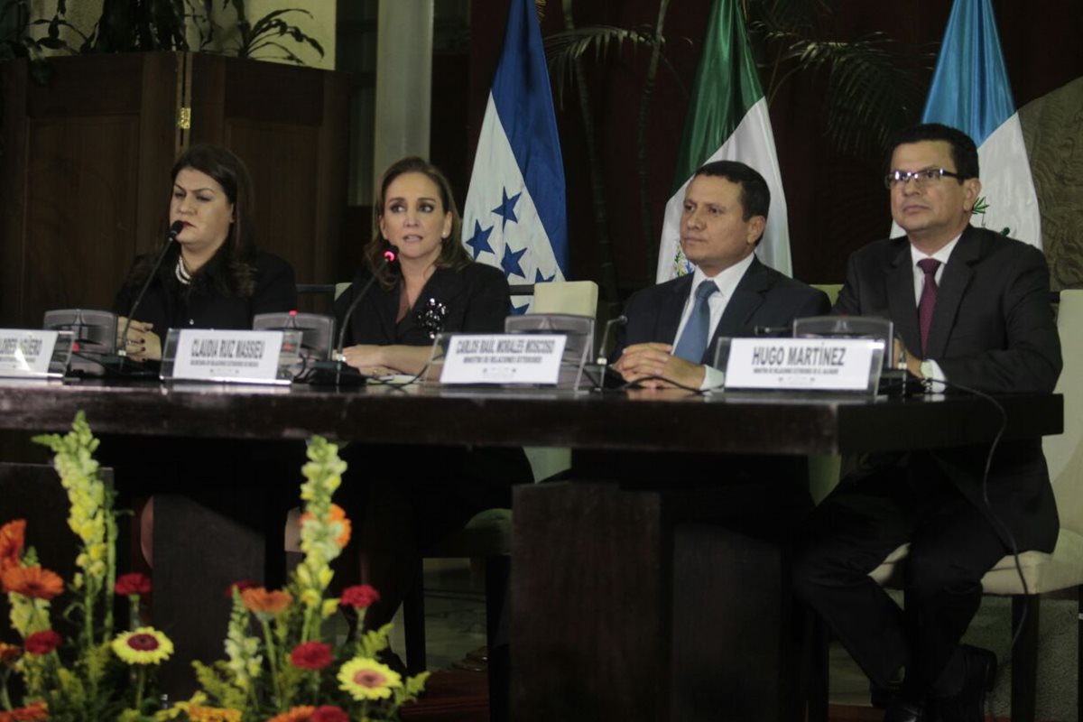 Cancilleres de Centroamérica y México se reúnen en Guatemala para definir acciones que protejan a los migrantes en Estados Unidos. (Foto Prensa Libre: Carlos Hernández)