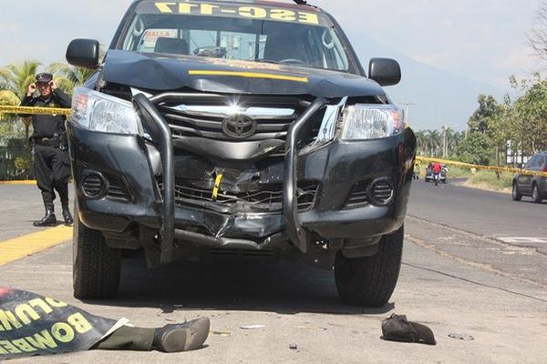 El cadáver del hombre quedó frente al autopatrulla, en Escuintla. (Foto Prensa Libre: Melvin Sandoval)
