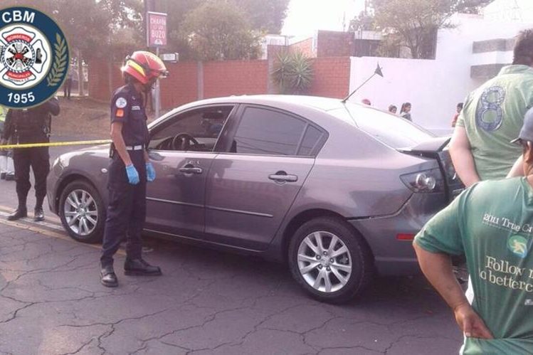 Un automovilista fue baleado en marzo del 2017, por otro automovilista en la zona 11 de la capital. (Foto Prensa Libre: Bomberos Municipales)