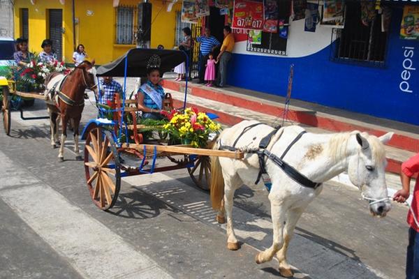Reinas de la feria de San Martín Zapotitlán participan en desfile hípico. (Foto Prensa Libre: Jorge Tizol)<br _mce_bogus="1"/>