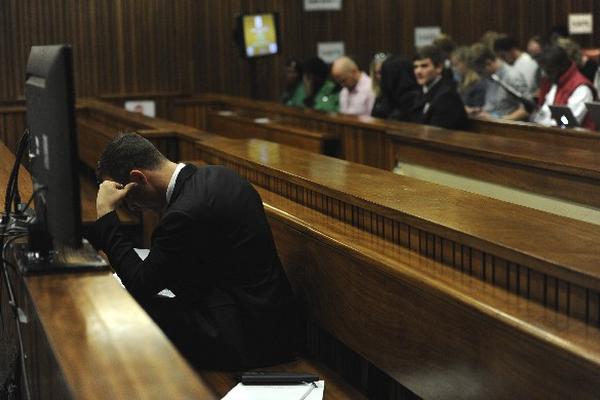 El atleta paralímpico sudafricano Oscar Pistorius asiste a la cuarta sesión de su juicio en el Tribunal Superior de Justicia de Pretoria (Foto Prensa Libre: EFE)