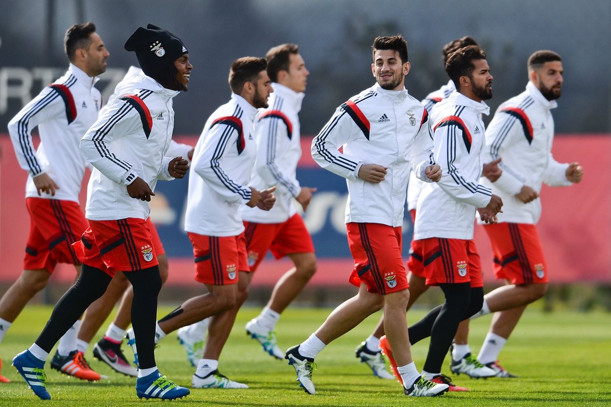 Jugadores del Benfica se ejercitan, en la última sesión de trabajo previo al duelo de mañana frente al Bayern Múnich. (Foto Prensa Libre: AFP)
