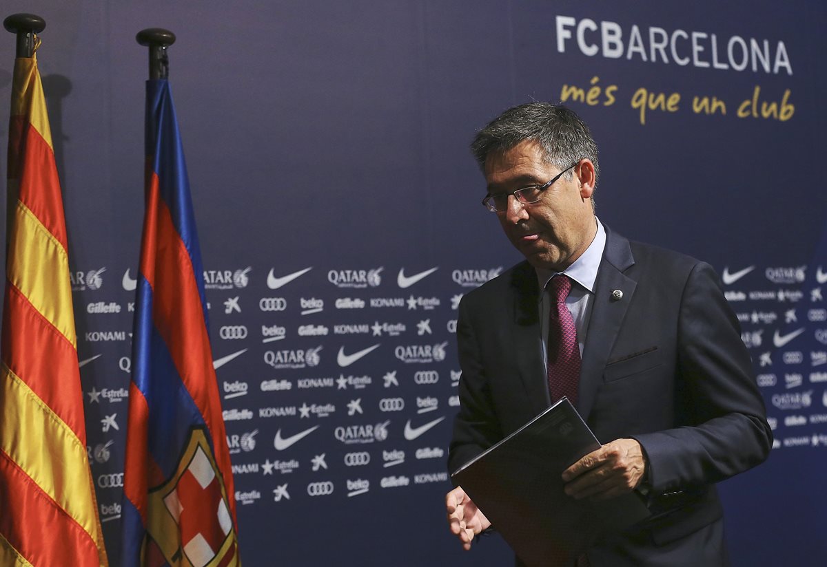Josep María Bartomeu dio a conocer los detalles durante la presentación del nuevo técnico del Barcelona. (Foto Prensa Libre: EFE)