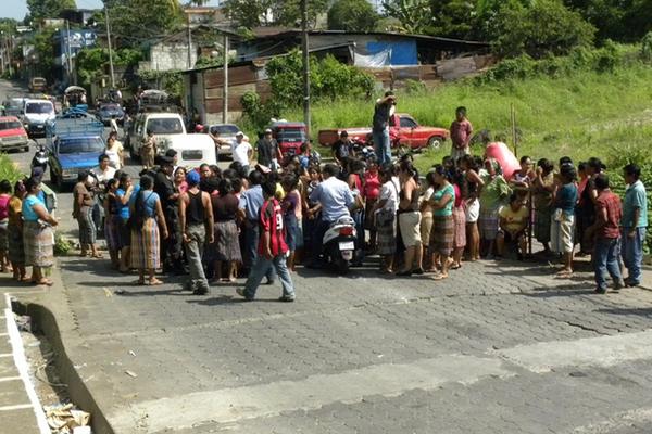 Las féminas bloquearon el acceso principal al área urbana de San Gabriel. (Foto Prensa Libre: Omar Morales)<br _mce_bogus="1"/>