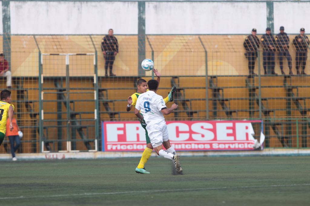 Pablo Silva dio el triunfo a los albos esta tarde en el Julio Armando Cóbar. (Foto Prensa Libre: Norvin Mendoza)