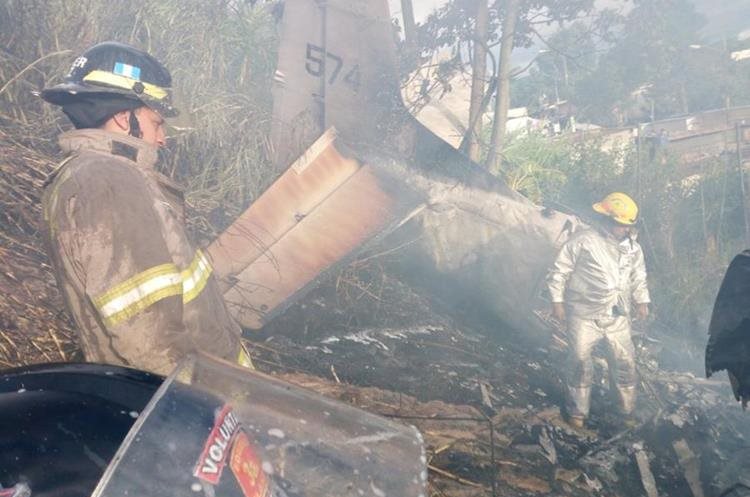 Un avión cayó el lunes último en un área cercana a colonia La Libertad. (Foto Prensa Libre: Esbing García).