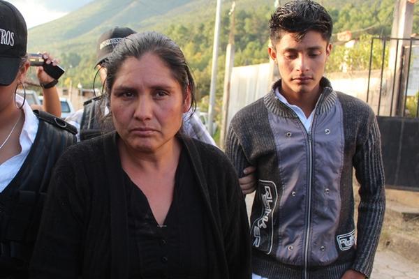 Una madre y su hijo fueron capturados por su implicación en el secuestro de un adolescente en Huehuetenango. (Foto Prensa Libre: Milke Castillo)<br _mce_bogus="1"/>