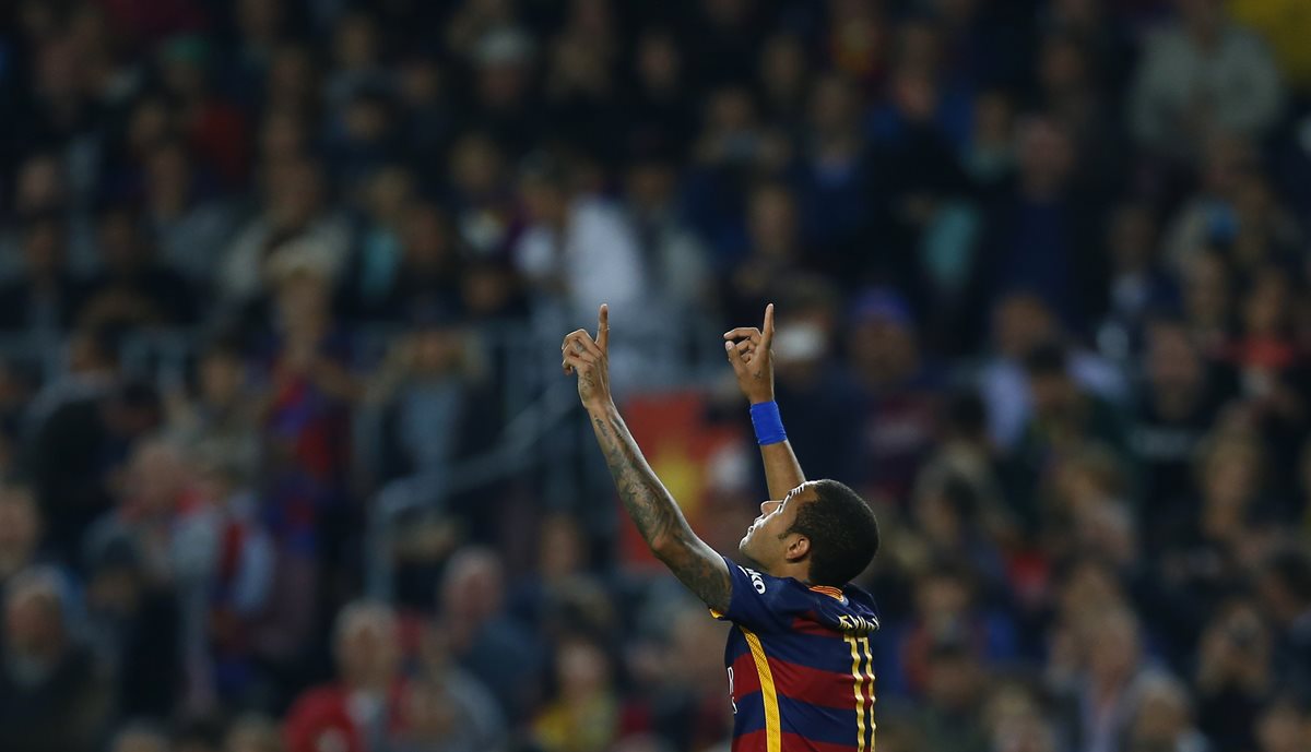 Neymar festeja luego de anotar frente al Rayo Vallecano. (Foto Prensa Libre: AP)