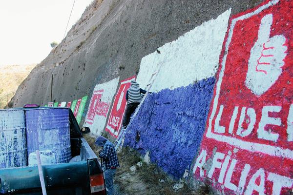 Movimientos ciudadanos han comenzado a retirar propaganda y pintar postes, rocas y muros de blanco,cubriendo la propaganda electora. (Foto Prensa Libre: Hemeroteca PL)