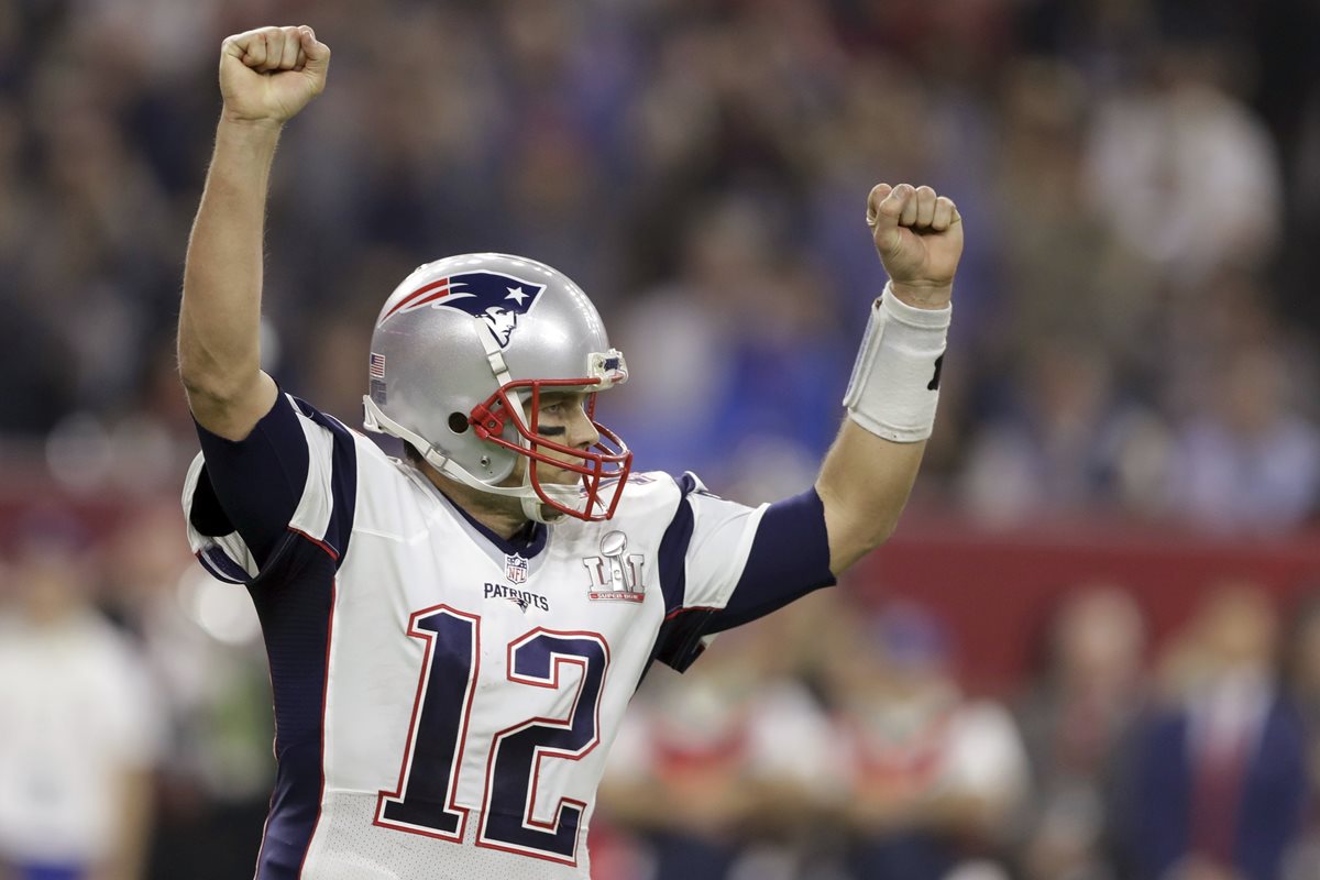El mariscal de campo Tom Brady guió la espectacular remontada de los Patriots contra los Falcones. (Foto Prensa Libre: AFP).