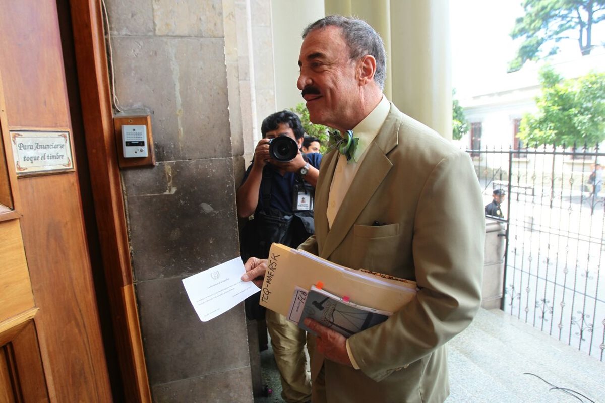 El diputado Fernando Linares Beltranena ingresa a la Casa Presidencial para atender una invitación de la Presidencia. (Foto Prensa Libre: Alvaro Interiano)