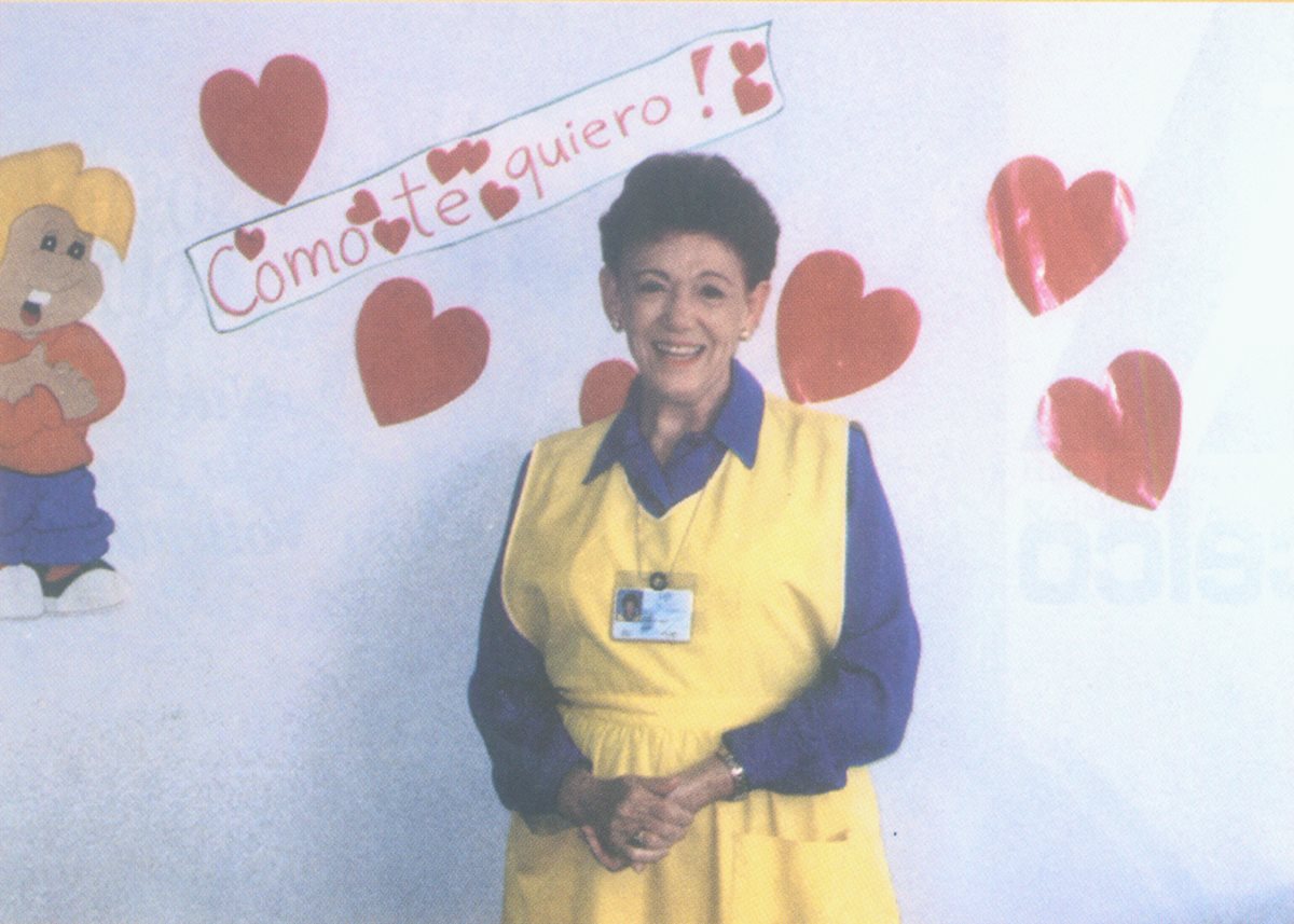 Helen de Castellanos, fundadora de la Asociación de Damas pro Asistencia Hospitalaria, Advah. Foto tomada en los 25 años de la Asociación.
