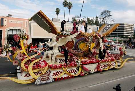 Pareja gana concurso para casarse en el desfile. (Foto Prensa Libre: AP)
