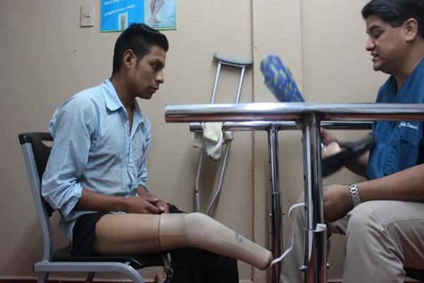 Personas discapacitadas de escasos recursos reciben prótesis donadas por voluntarios de Utah, Estados Unidos. (Foto Prensa Libre: Gustavo Montenegro)
