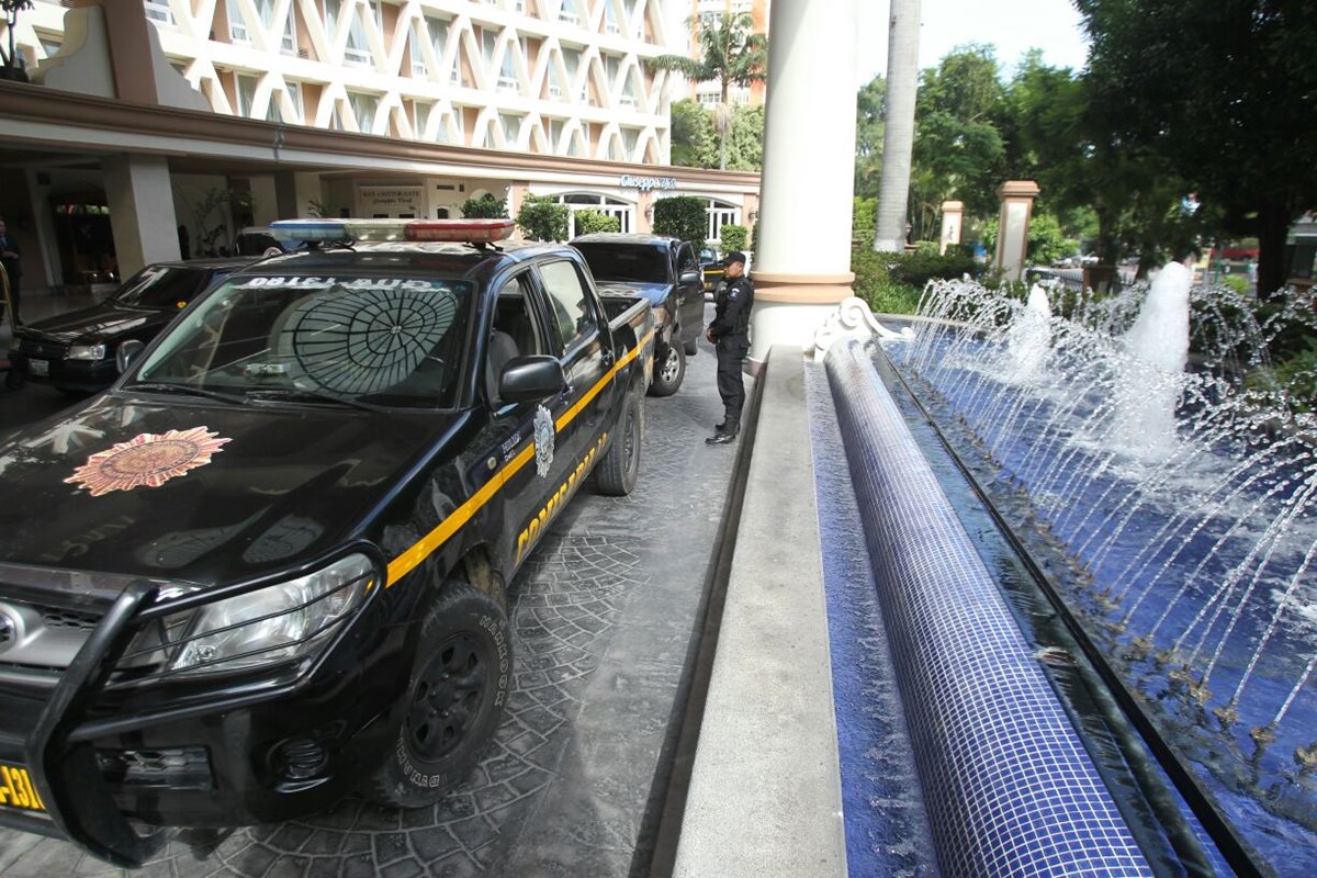 PNC acompañan las diligencias del MP y la SAT en el Hotel Camino Real, zona 10. (Foto Prensa Libre: Érick Ávila)