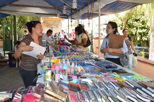 Personal de la Diaco monitorea precios en feria escolar en el parque central de Zacapa. (Foto Prensa Libre: Víctor Gomez)<br _mce_bogus="1"/>