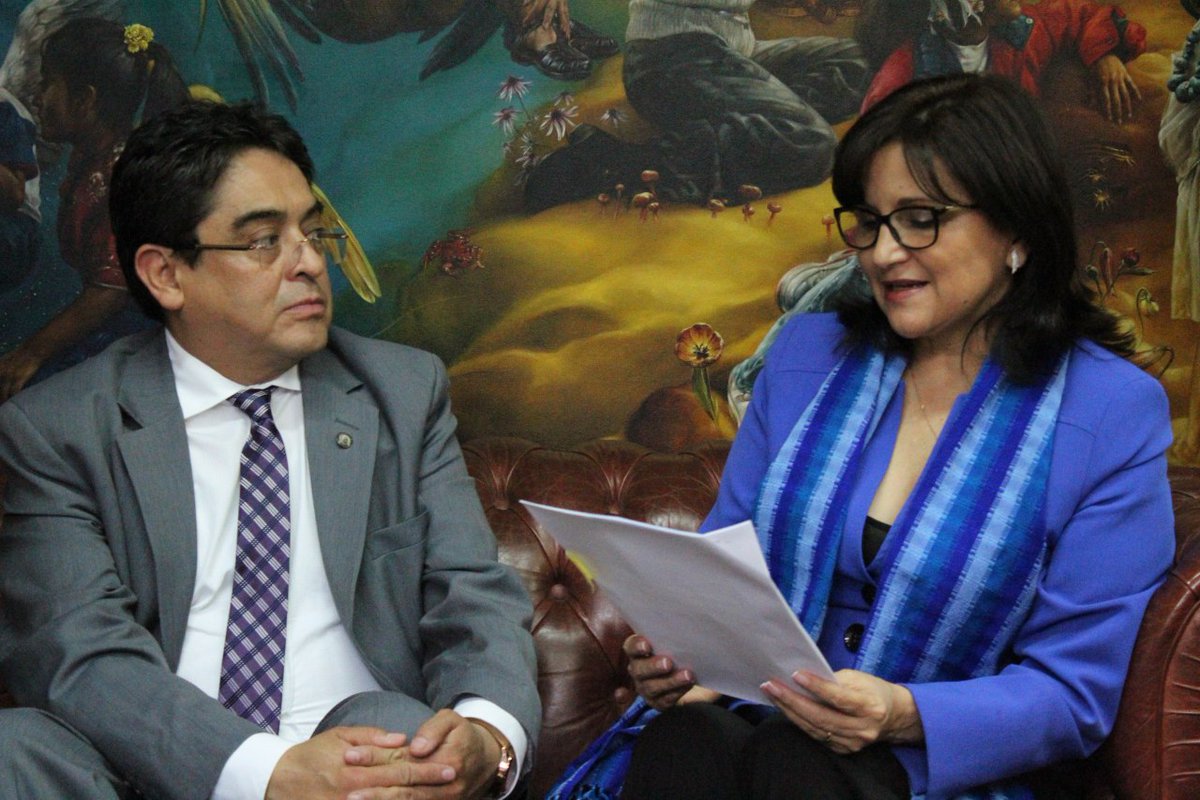 El procurador Jordán Rodas durante reunión con la magistrada de la CC, Gloria Porras. (Foto Prensa Libre: PDH).