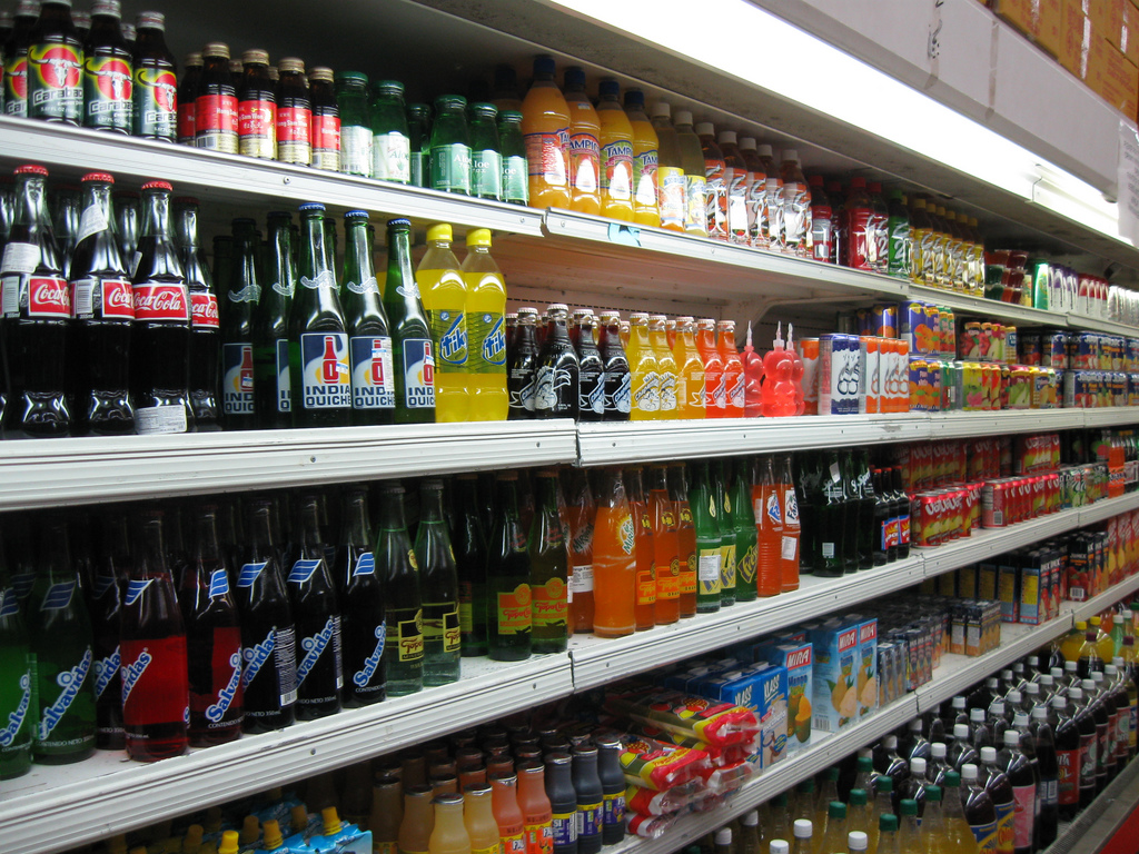 En los últimos 10 años la distribución anual de las bebidas alcohólicas ha crecido 99.9% y el de no alcohólicas 34.9%. (Foto, Hemeroteca PL).