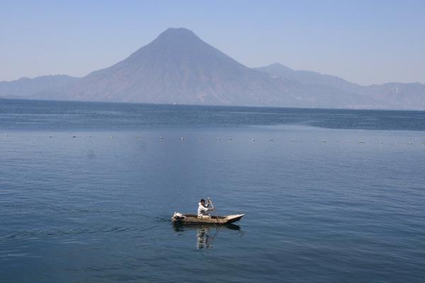 Lago de Atitlán visto desde Panajachel, Sololá. (Foto Prensa Libre: Ángel Julajuj)