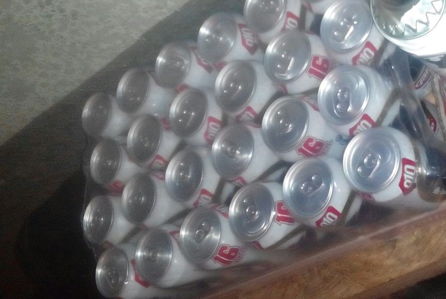 Bebidas decomisadas por la PNC en Cuilapa, Santa Rosa, las cuales serían entregadas a reos de El Boquerón. (Foto Prensa Libre: Oswaldo Cardona)
