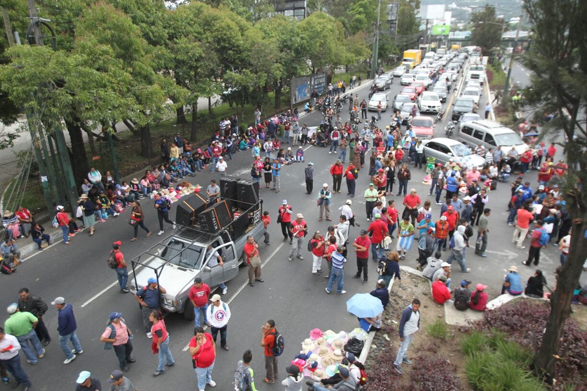 El grupo de salubristas bloquea la vía de acceso a la capital, sobre la ruta Interamericana. (Foto Prensa Libre: Érick Ávila)