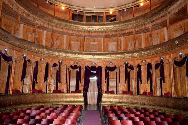 LA Sala del teatro fue restaurada hace una década, y se mantiene bien cuidada. (Foto Prensa Libre: Armando Bendaña)