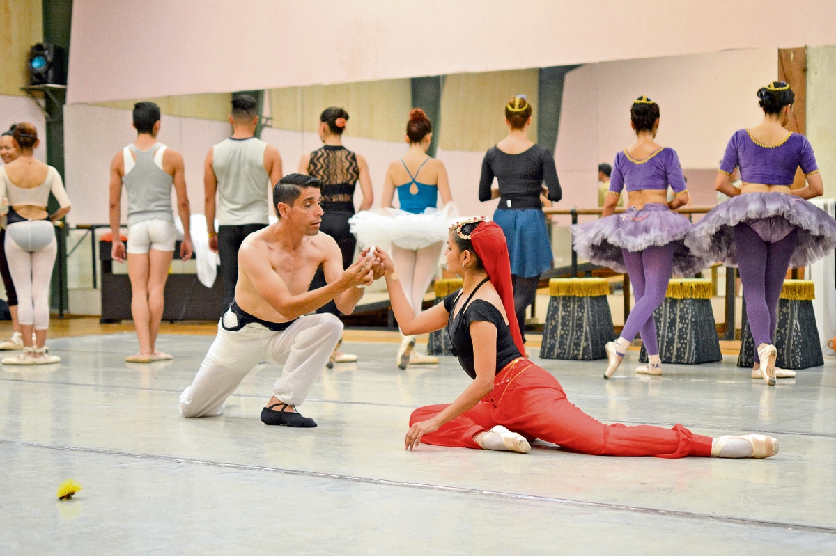 Solor se enamora de Nikiya, una bailarina sagrada del templo, quien muere envenenada. (Foto Prensa Libre: Ángel Elías)