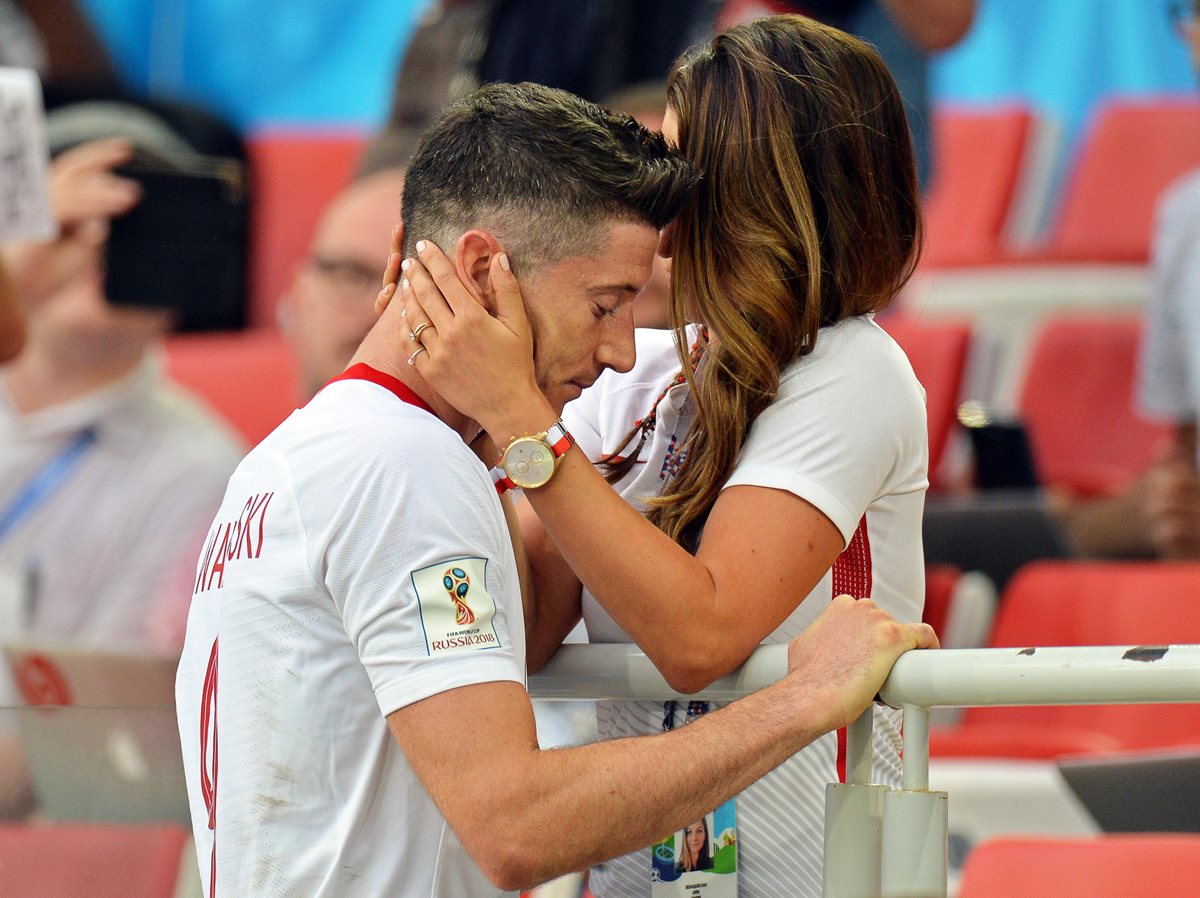 Lewandowski, junto a su esposa, después de la derrota de Polonia 2-1 contra Senegal. (Foto Prensa Libre: EFE)