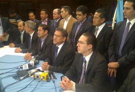 Alejos anuncia su salida del Congreso en conferencia de prensa. (Foto Prensa Libre: Alex Rojas)