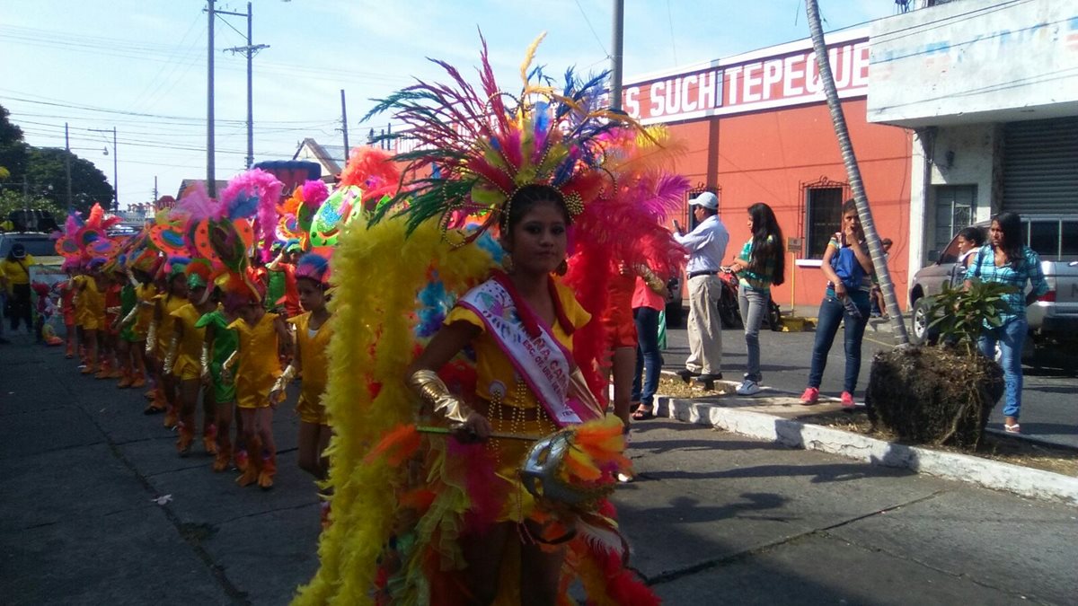 Estudiantes participan en desfiles durante el Carnaval de Mazatenango. (Foto Prensa Libre: Omar Méndez)