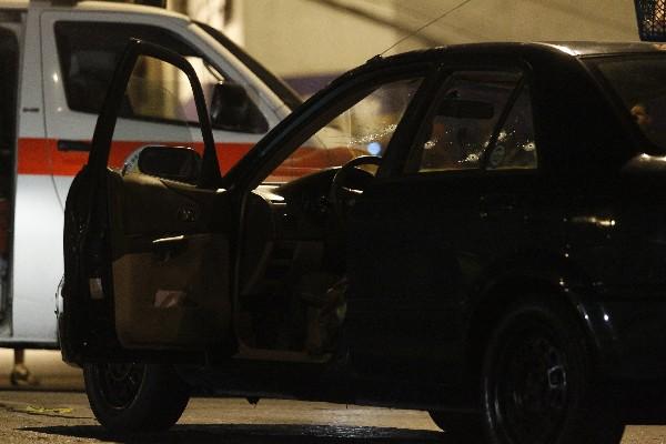 El auto que conducía la pareja presenta varios disparos que acabaron con la vida de estos (Foto Prensa Libre: Álvaro Interiano)