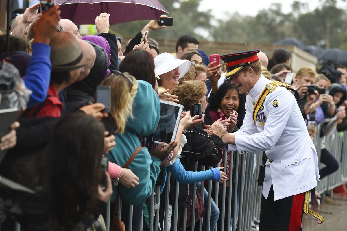 El príncipe Harry prefiere las fotografías tradicionales. (Foto Prensa Libre: AFP)