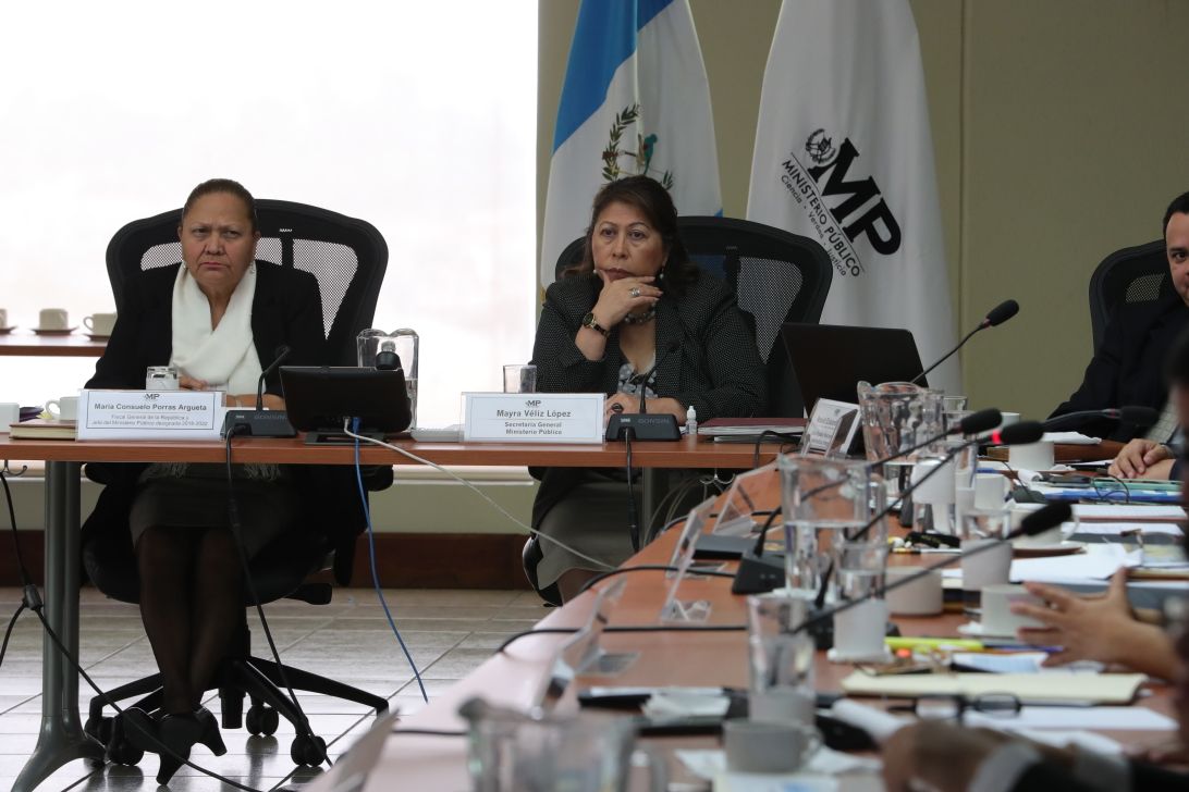 María Consuelo Porras, fiscal general electa para el período 2018-2022, asiste a reuniones de etapa de transición a cargo de Mayra Véliz, secretaria general del MP. (Foto Prensa Libre: Estuardo Paredes)