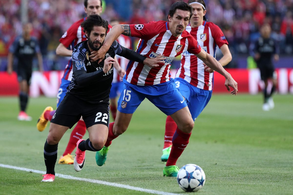 Isco persigue a Stefan Savic en una acción del juego.
