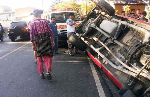 Siete heridos se reporta en el accidente en la ruta a Panajachel. (Foto Prensa Libre: Bomberos Voluntarios)