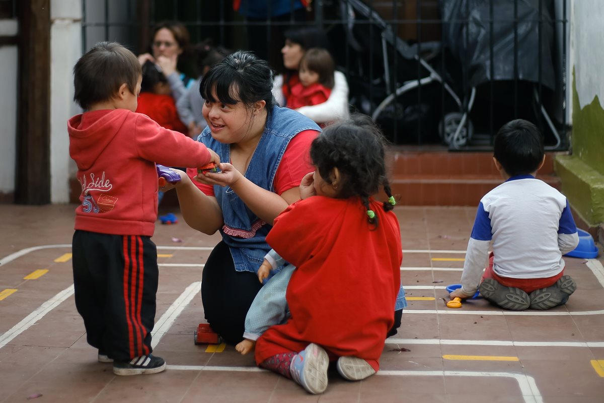 Noelia Garella, la maestra con síndrome de Down, interactúa con sus alumnos en una escuela en Argentina. (Foto Prensa Libre: AFP).
