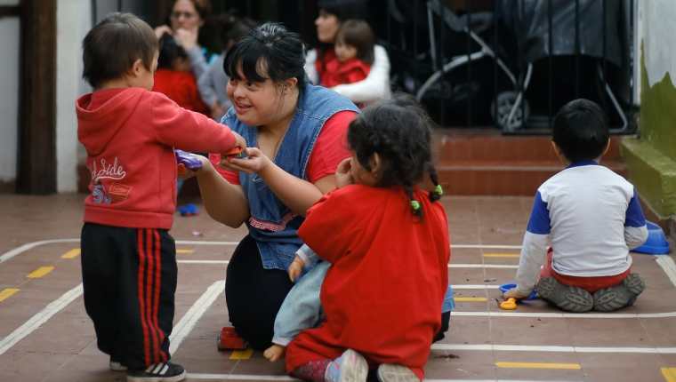 Noelia Garella, la maestra con síndrome de Down, interactúa con sus alumnos en una escuela en Argentina. (Foto Prensa Libre: AFP).