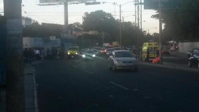 Bomberos Municipales atienden a peatón baleado en la zona 13. (Foto Prensa Libre: @rodrigo8970)