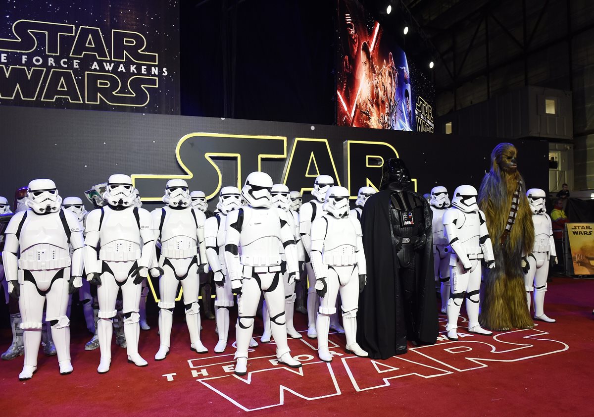 El estreno de la nueva entrega de "La guerra de las galaxias" fue el evento cinematográfico más esperado de la década. (Foto Prensa Libre: AP)
