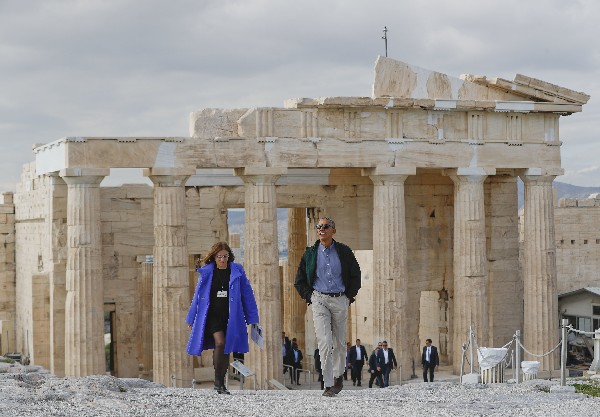 Barack Obama visita la Acrópolis de Atenas. (Foto Prensa Libre: AP)