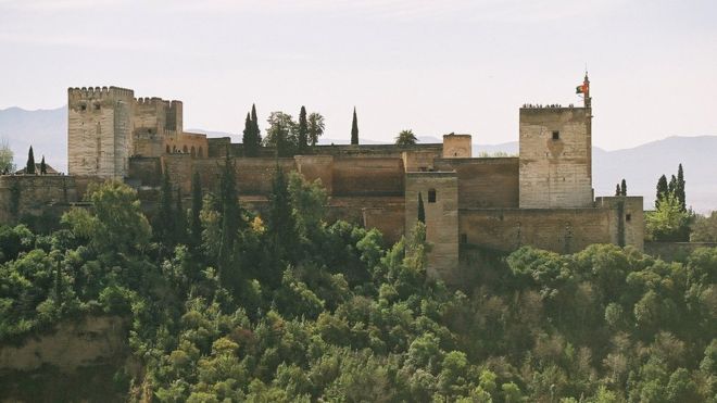 En la Alhambra residieron los últimos gobernantes del estado musulmán, en Granada, hasta su expulsión en 1492.
