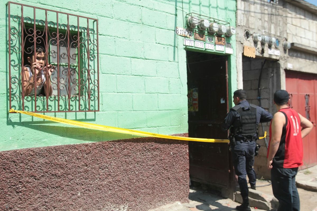 Una mujer de 65 años murió dentro de su vivienda en Amatitlán. (Foto Prensa Libre: Érick Ávila)
