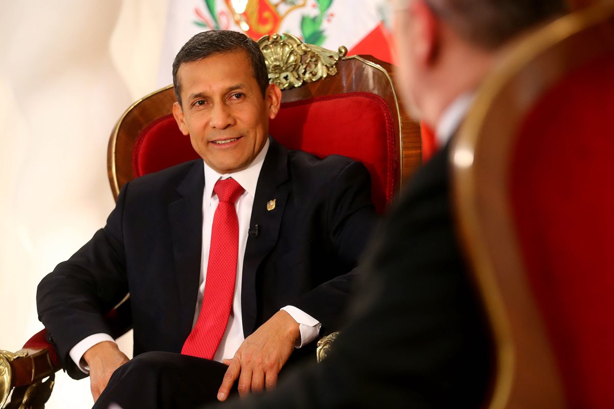 Presidente de Perú, Ollanta Humala,ha sido acosado por una serie de protestas contra la industria de extracción de recursos naturales(Foto Prensa Libre:EFE)